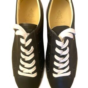 Sleek Black and White Women’s Sneakers